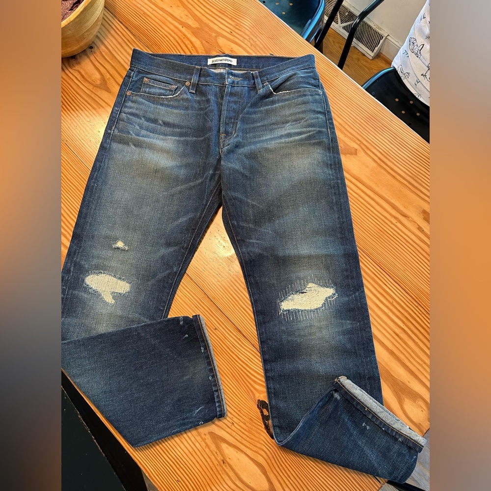 RIVET $ THREAD SIZE 27 DARK WASH JEANS